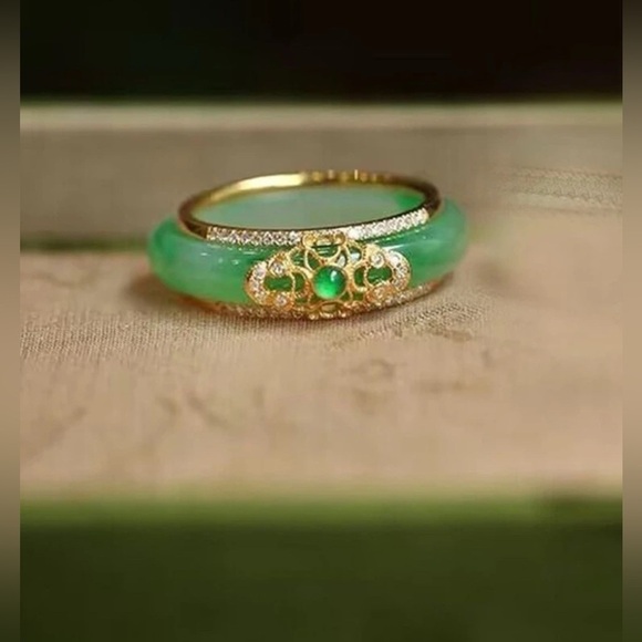 NIB Elegant Green Jade Inlaid Metal & Cubic Zirconia Ring - Picture 6 of 7